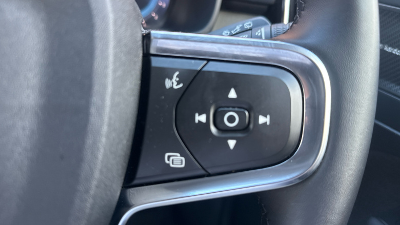 Volvo XC40 2.0 B4P Ultra Dark 5dr Auto Petrol Estate